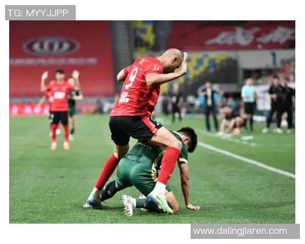 刘浩帆在比赛中展现出色防守技巧成功抢断对手球权的精彩瞬间