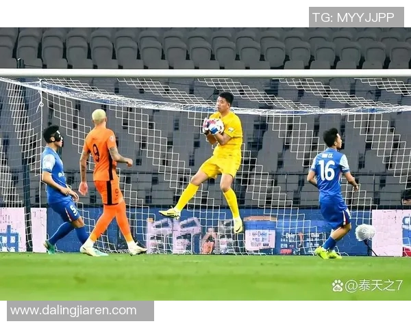 朱辰杰在比赛中展现出色补位防守能力助力球队稳固后防线